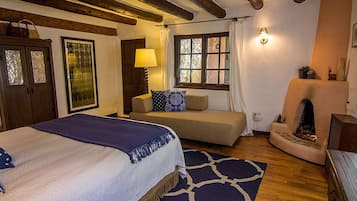 Suite Deluxe, 1 cama de matrimonio grande (No Pets) | 1 dormitorio, ropa de cama de alta calidad, edredones de plumas