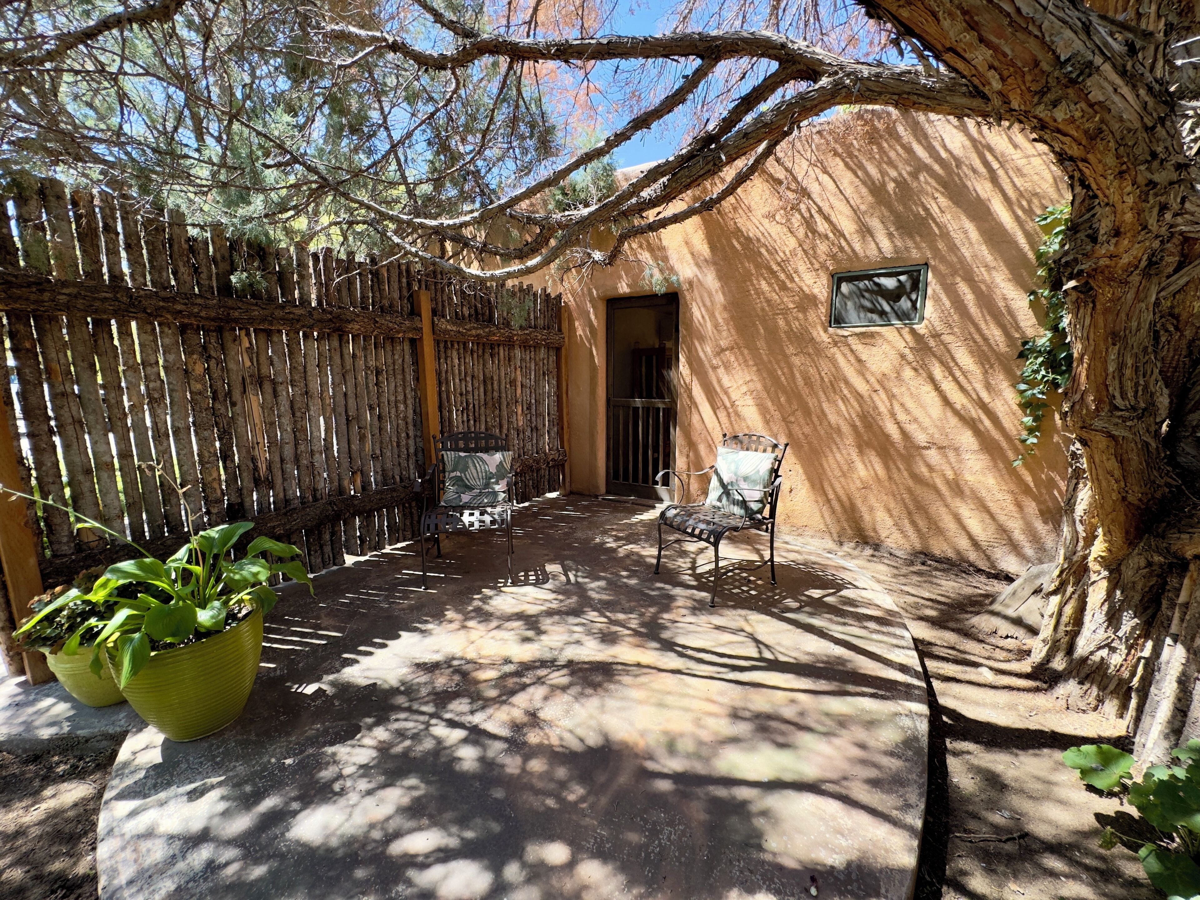 Queen Room (No Pets) | Terrace/patio