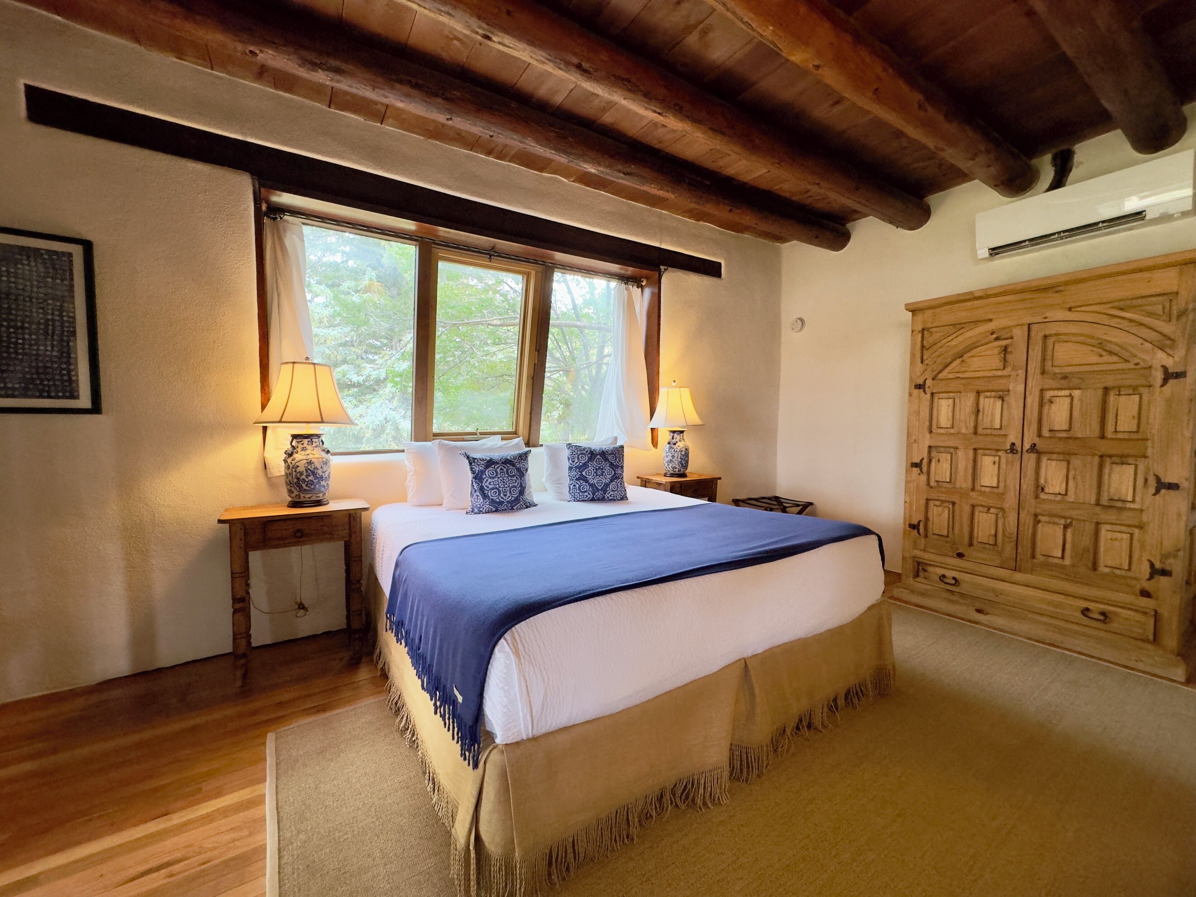 ห้องดีลักซ์สวีท, เตียงคิงไซส์ 1 เตียง (Pet Friendly) | เครื่องนอนระดับพรีเมียม, ผ้านวมขนเป็ด, ห้องพักตกแต่งอย่างมีเอกลักษณ์