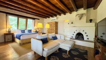 Deluxe King Suite (Pet Friendly) | Living area