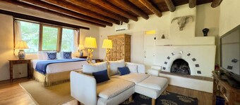 Old Taos Guesthouse B&B