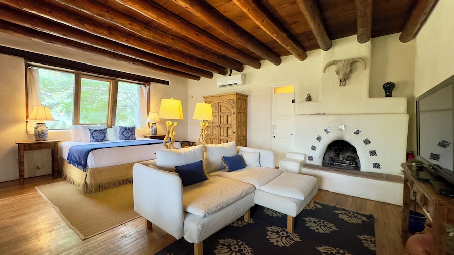 Old Taos Guesthouse B&B