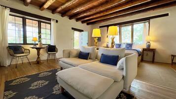 Deluxe King Suite (Pet Friendly) | Living area