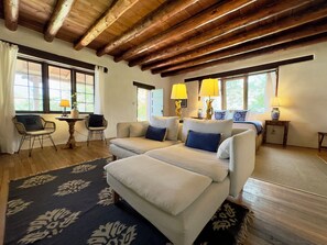 Deluxe Suite, 1 Katil Raja (King) (Pet Friendly) | Ruang tamu