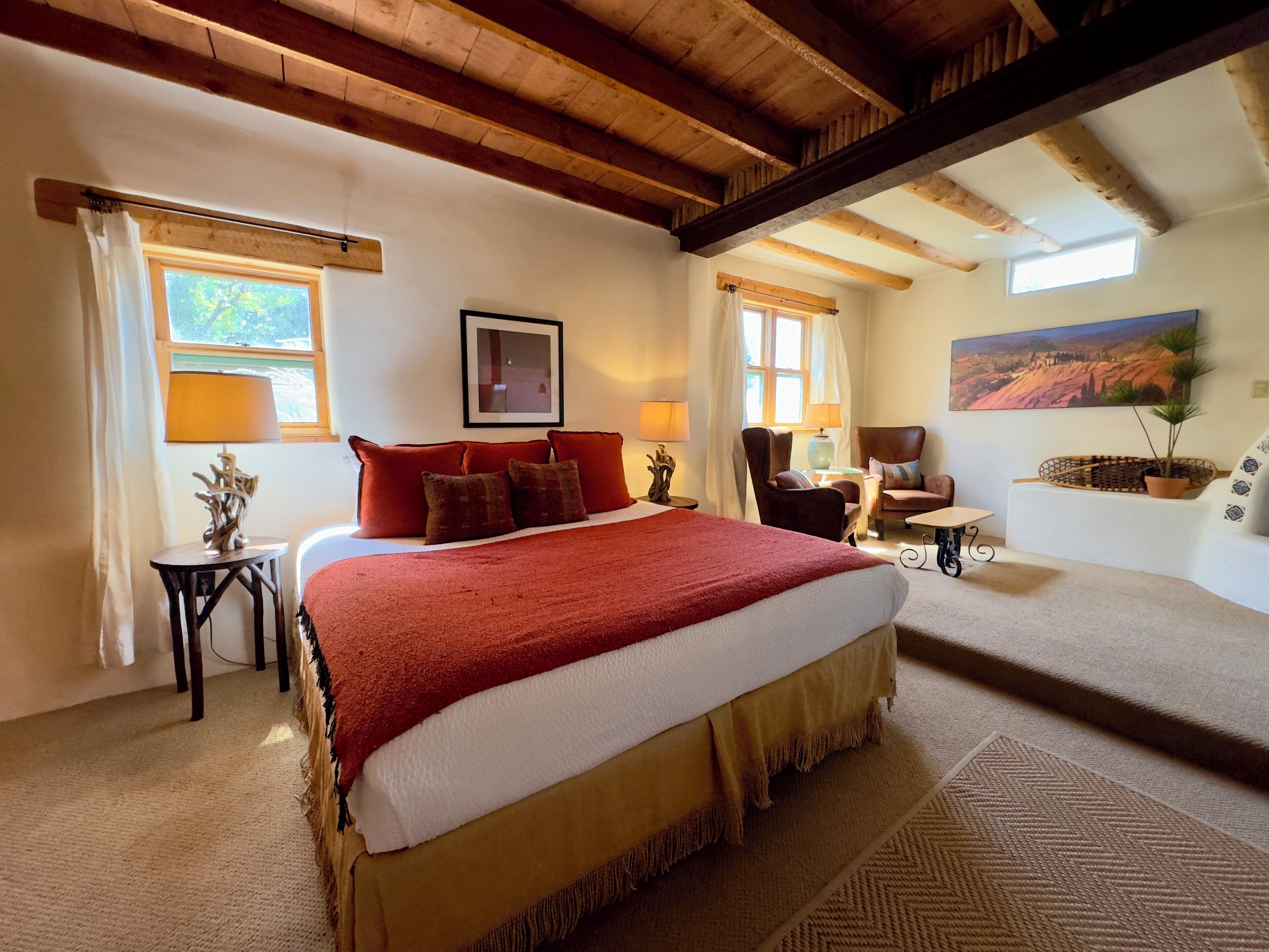 ห้องดีลักซ์สวีท, เตียงคิงไซส์ 1 เตียง (No Pets) | เครื่องนอนระดับพรีเมียม, ผ้านวมขนเป็ด, ห้องพักตกแต่งอย่างมีเอกลักษณ์