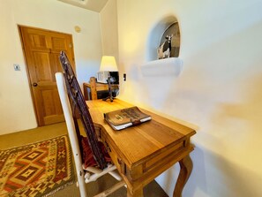 Suite – deluxe, 1 kingsize-seng (No Pets) | Sengetøy av topp kvalitet, dundyner og individuelt dekorert