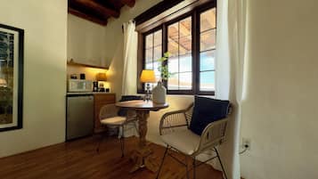 Suite Deluxe, 1 très grand lit (Pet Friendly) | Café et/ou machine à café