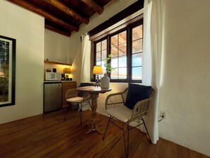 Suite Deluxe, 1 cama de matrimonio grande (Pet Friendly) | Café o cafetera