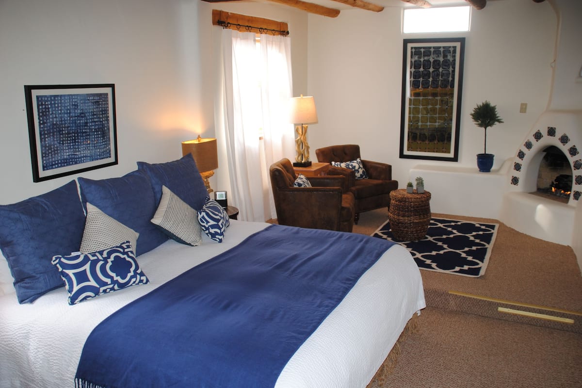 Suíte luxo, 1 cama King (No Pets) | 1 quarto, roupas de cama premium, edredons de pluma