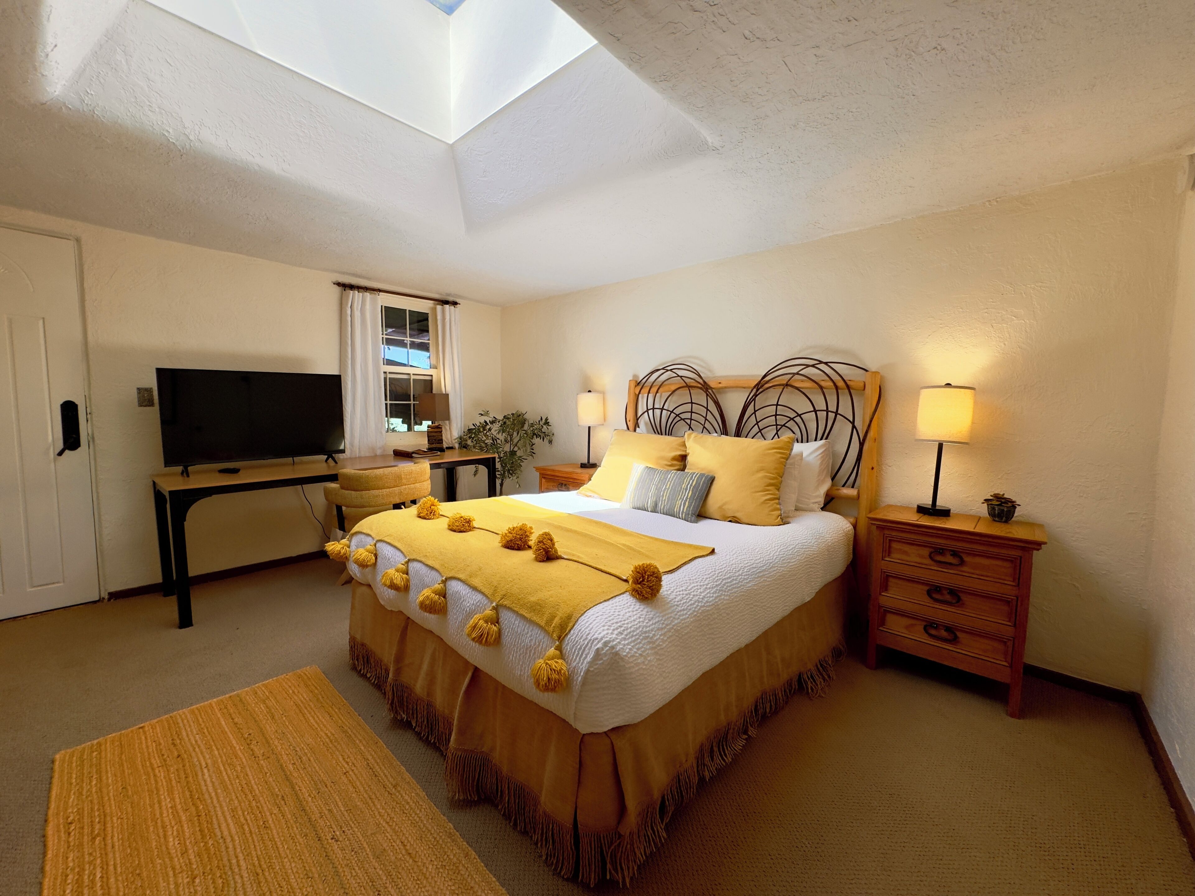 ห้องพัก, เตียงควีนไซส์ 1 เตียง (No Pets) | เครื่องนอนระดับพรีเมียม, ผ้านวมขนเป็ด, ห้องพักตกแต่งอย่างมีเอกลักษณ์