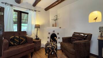 Room, 1 Queen Bed (Pet Friendly) | Premium bedding, down comforters, individually decorated