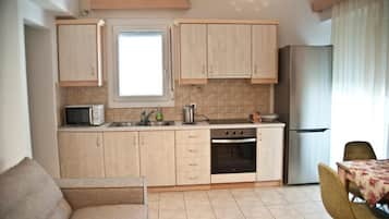 Departamento superior, varias camas, vista al jardín | Cocina privada | Refrigerador con congelador, microondas, horno y parrilla de estufa