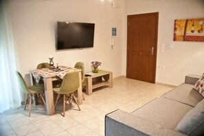 Superior appartement, Meerdere bedden, uitzicht op tuin | Woonruimte | Flatscreentelevisie, Netflix, vloerwarming en streamingdiensten