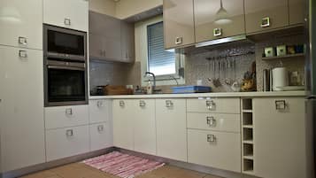 Refrigerador con congelador, microondas, horno y parrilla de estufa