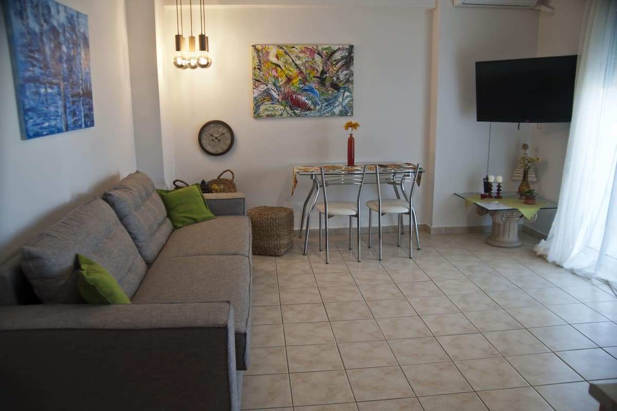 Apartment, 1 Bedroom, Refrigerator & Microwave | Living room