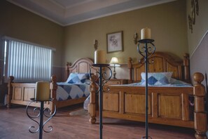 Rumah Deluks, beberapa kamar, Bebas Asap Rokok (30 pax) | 10 kamar tidur, meja kerja, setrika/meja setrika, dan seprai linen