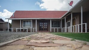 Deluxe House, Multiple Bedrooms, Non Smoking (30 pax) - Hacienda Valdez (Valle de Guadalupe)