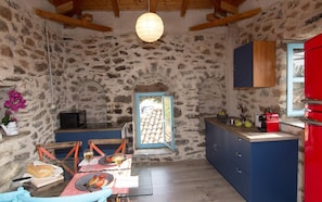 Flat-screen TV - Nomitsi Traditional House (West Mani)