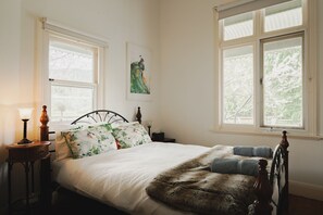 5 chambres, fer et planche à repasser, draps fournis