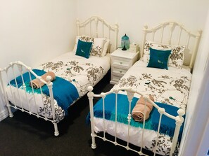5 bedrooms, iron/ironing board, bed sheets