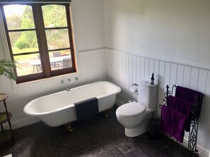 Duschwanne, Haartrockner, Handtücher, Toilettenpapier