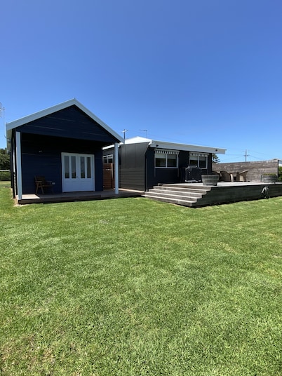 East Beach house. Sleeps 8 WiFi and pets<br>