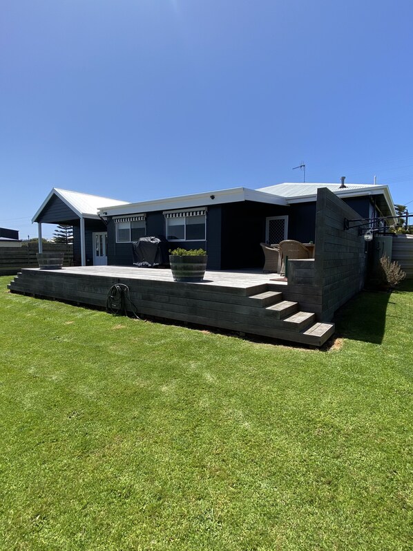 Exterior - East Beach house. Sleeps 8 WiFi and pets<br> (Port Fairy)
