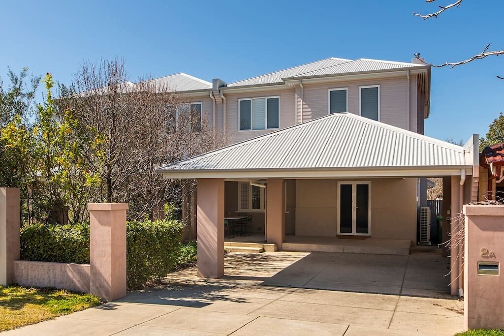 Pet friendly! Huge open plan house close to the Swan River. Free WIFI