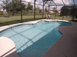 Utendørsbasseng og et oppvarmet basseng