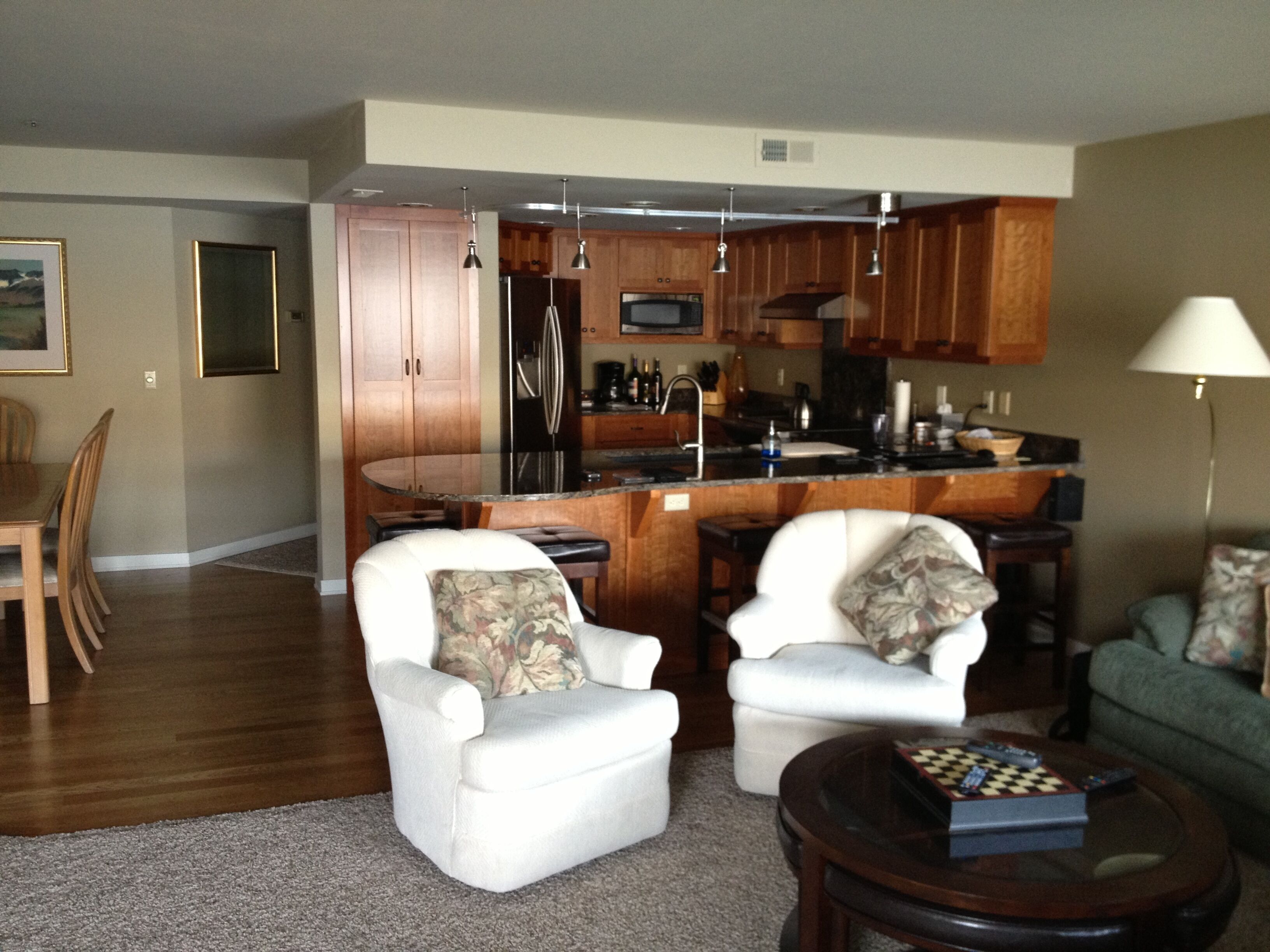 Beautiful Lake Chelan Beachfront Condo, Just 3 Blocks From Downtown Chelan