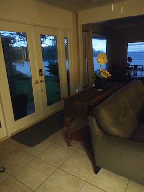 TV connectée, livres, vidéothèque