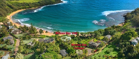 På stranden, solsenger og strandhåndklær