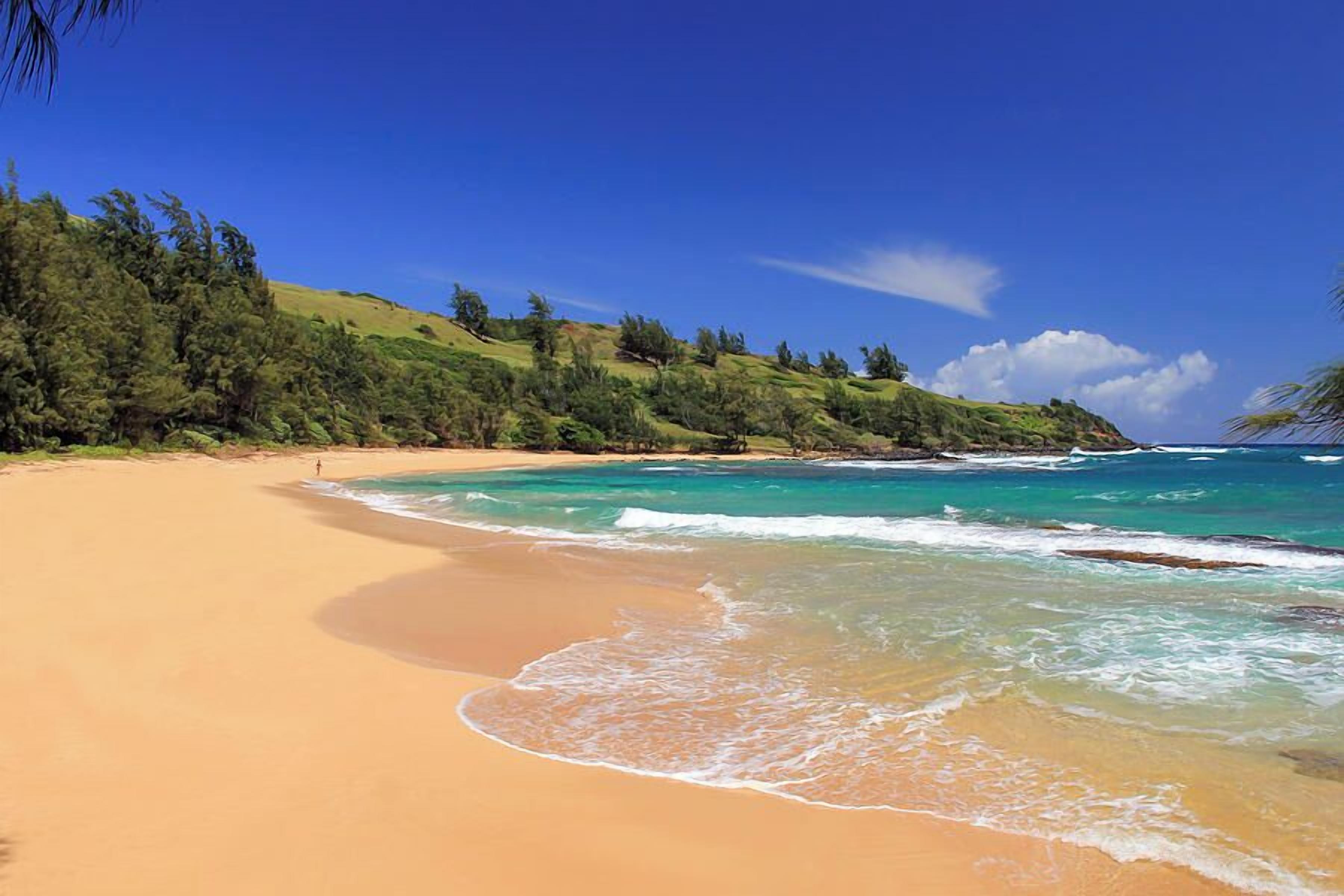 Rannalla, aurinkotuoleja, rantapyyhkeitä