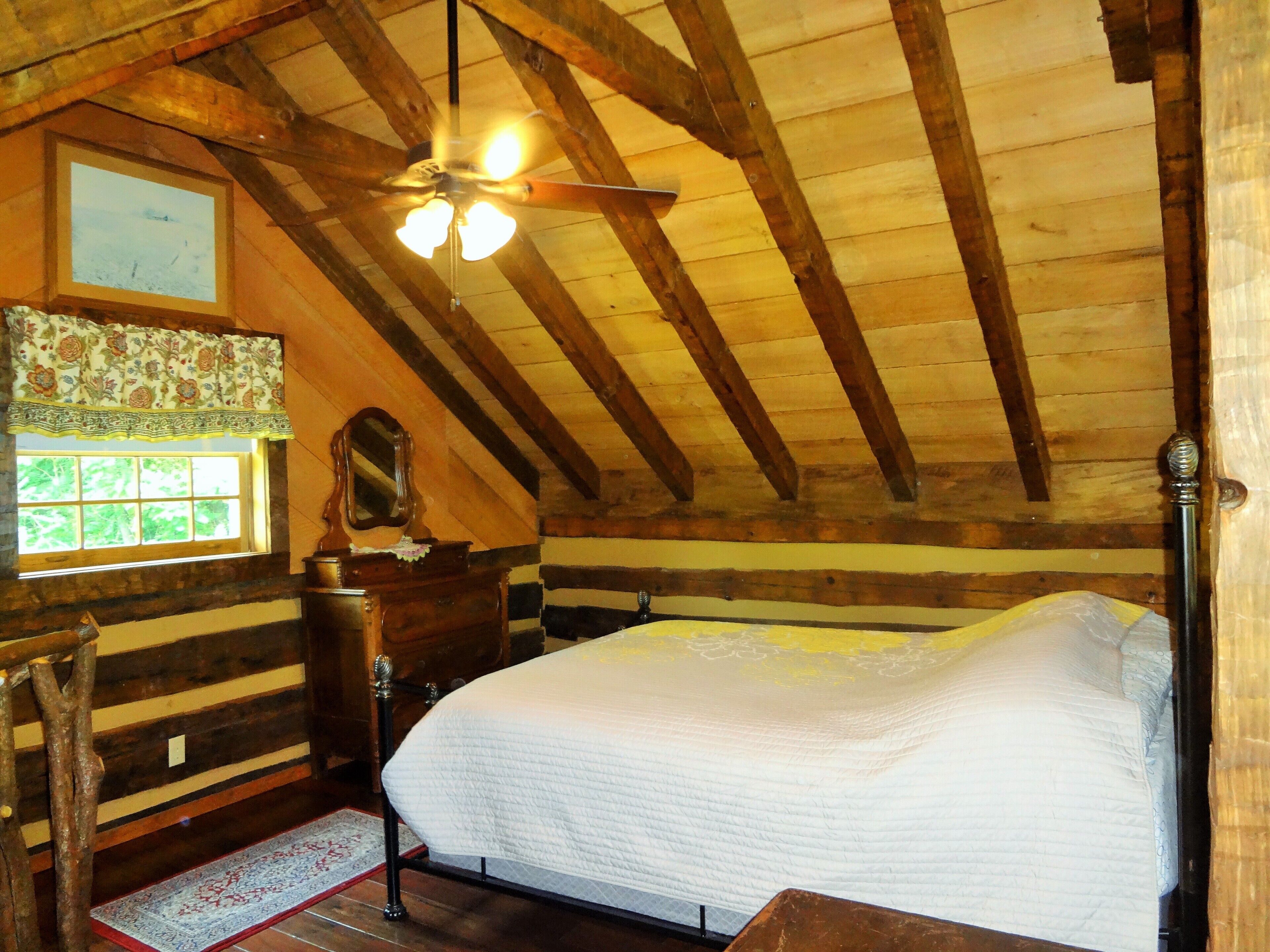 Romantic and Cozy Cabin, Great for Honeymoons & Anniversaries