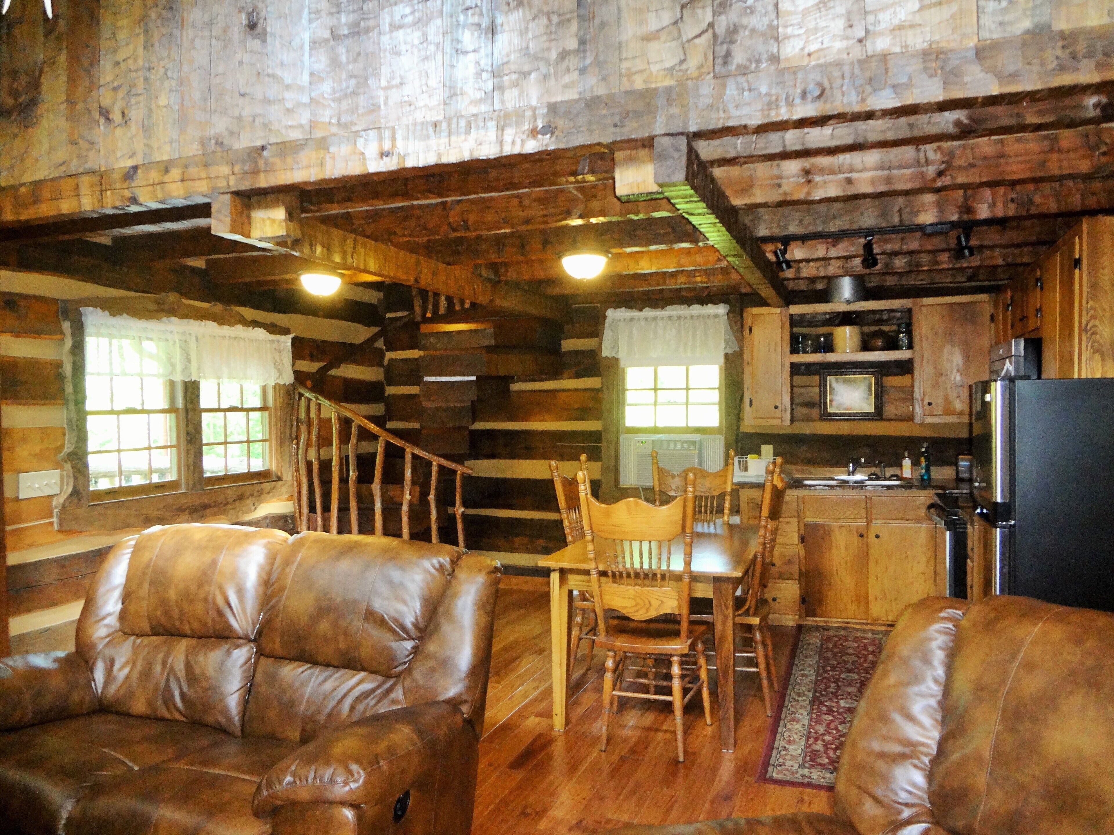 Romantic and Cozy Cabin, Great for Honeymoons & Anniversaries