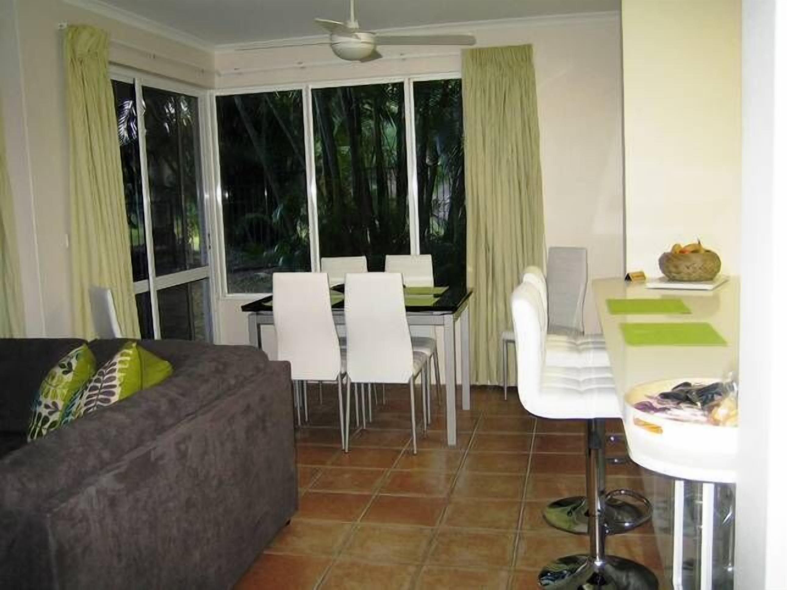 Paradise in Palm Cove — image 2