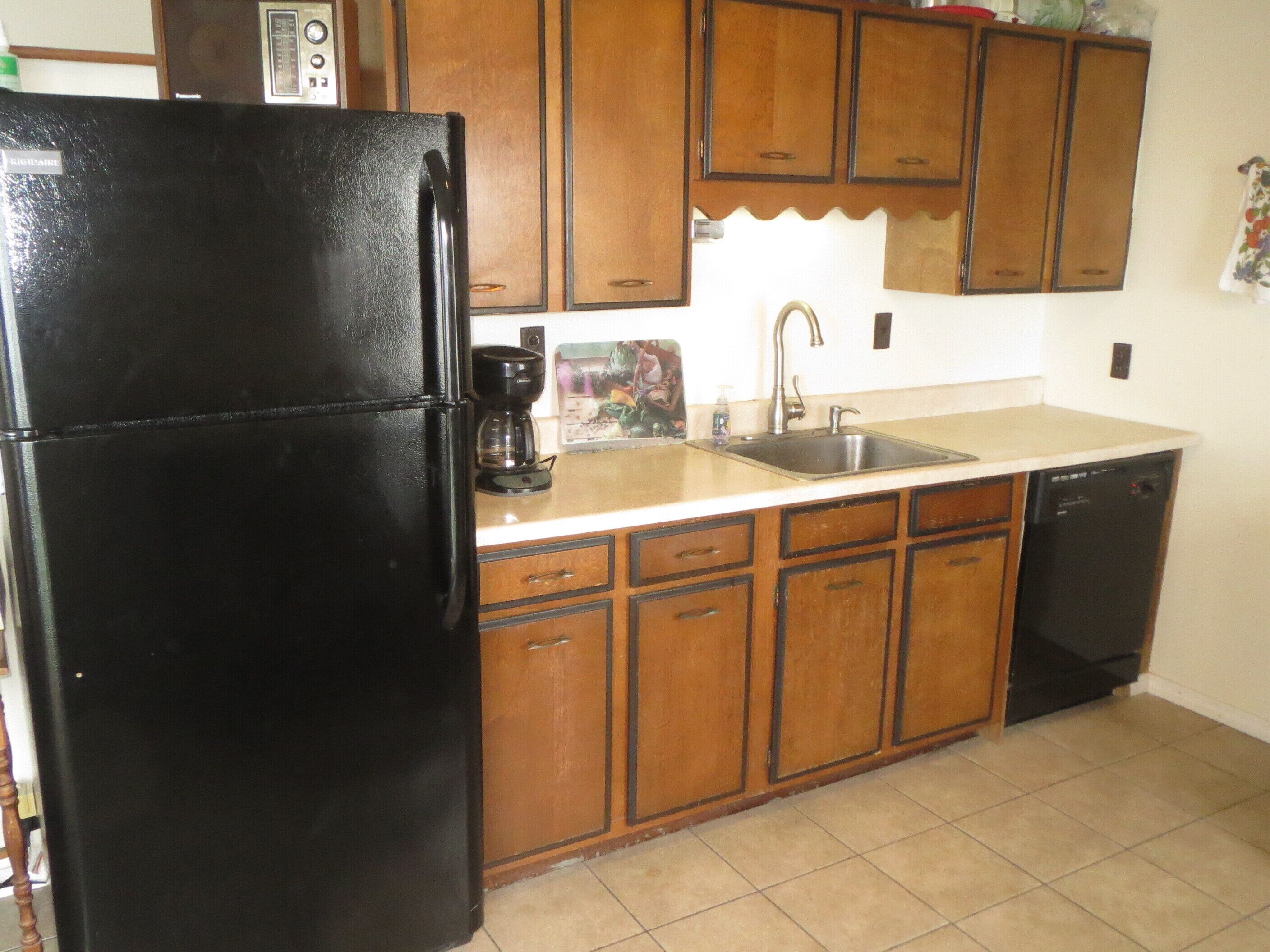 Lakefront Home,  60 Ft. Dock, Great Sunsets, Internet,  Walk to Ladds Marina