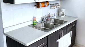 Kaffetrakter/tekoker, kjøleskap, mikrobølgeovn og ovn