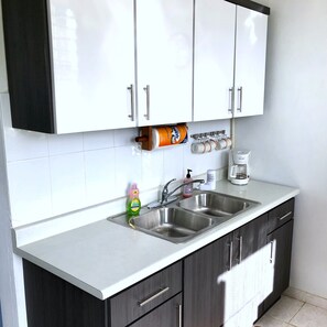 Een koelkast, een magnetron, een oven, een kookplaat