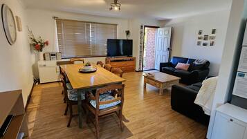 TV connectée, lecteur de DVD, livres, vidéothÚque