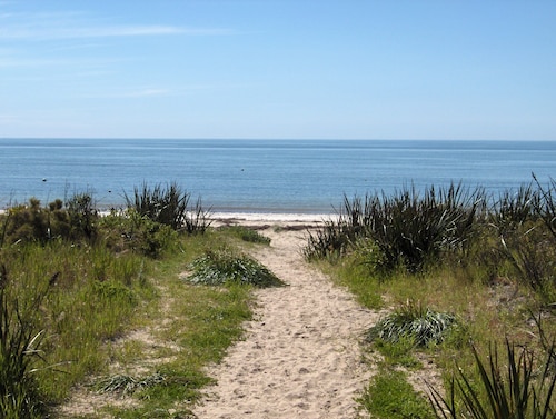 Abbey Beach Cottage, Busselton - By The Beach - Pet Friendly