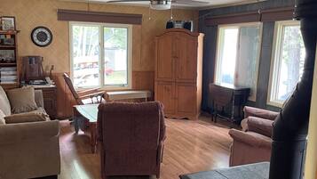 Fernseher, Kamin, DVD-Player, Stereoanlage