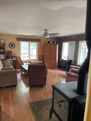 Fernseher, Kamin, DVD-Player, Stereoanlage