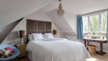 3 bedrooms, iron/ironing board, travel cot, WiFi