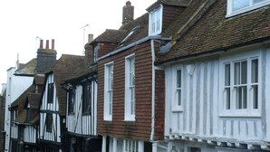 A row of traditional timber-framed houses with white window frames and dark timber facades. - Stylish Luxury Let In Rye. Walk To Shops/Pubs/Restaurants + Near Beach (Rye)