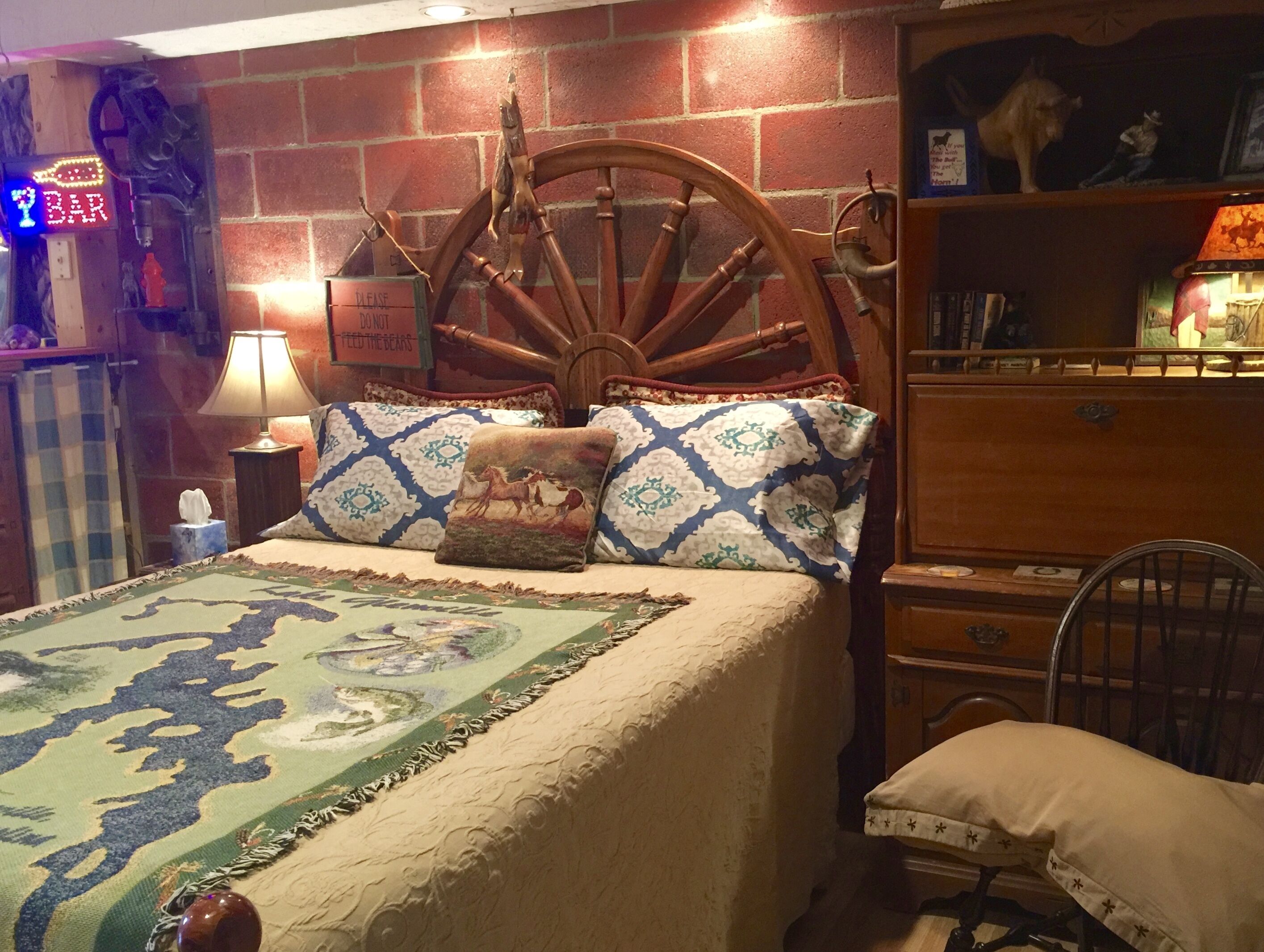 Cedar Duplex Apt, NO Stairs so Easy Access, Hot Tub, Short range mountain view. 