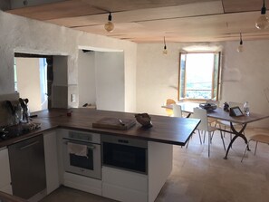 Een koelkast, een microgolfoven, een oven, een kookplaat