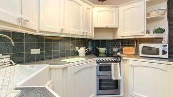 Een koelkast, een magnetron, een oven, een kookplaat