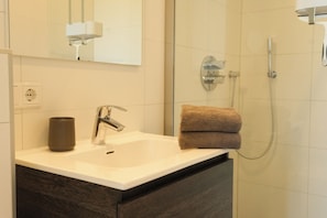 Shower, hair dryer, towels, soap - New, attractive and spacious apartment with comfort, within walking distance of the forest / beach. (Oostkapelle)