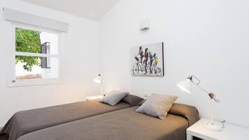 3 slaapkamers, een strijkplank/strijkijzer, internet, beddengoed